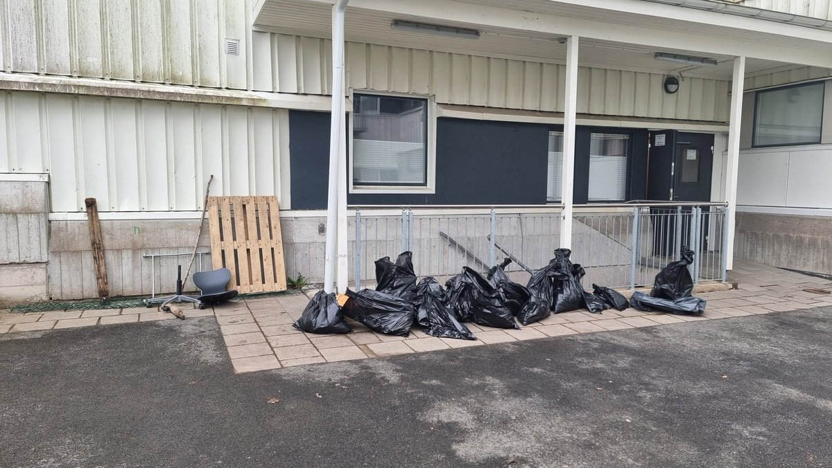 Idag gör eleverna på #Gårdstensskolan rent och fint på sin skolgård. Samarbete när det är som bäst ❤️
<a href="/JerlhaAnna/">Anna-KristinaJerlhag</a>