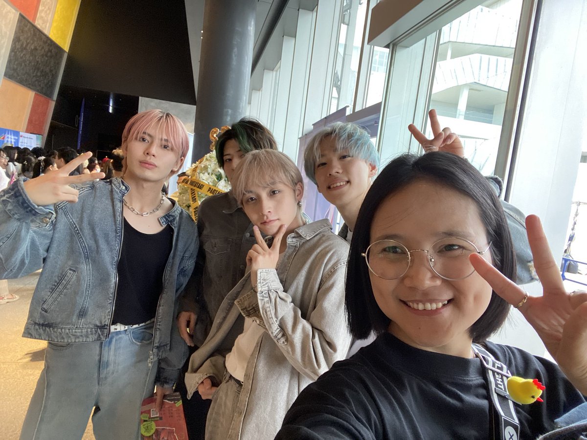 Members of Japanese Hip Hop Boy Group Def Class #DefClass #DC #デフクラス @DefClass_ spotted at SB19's PAGTATAG! World Tour Japan! CTTO: @MalouMAHALIMA Checkout their GENTO DC👇 🔗tiktok.com/@defclass.offi… DDAY SB19 JAPAN CONCERT #SB19日本へようこそ #PAGTATAGWorldTourJapan