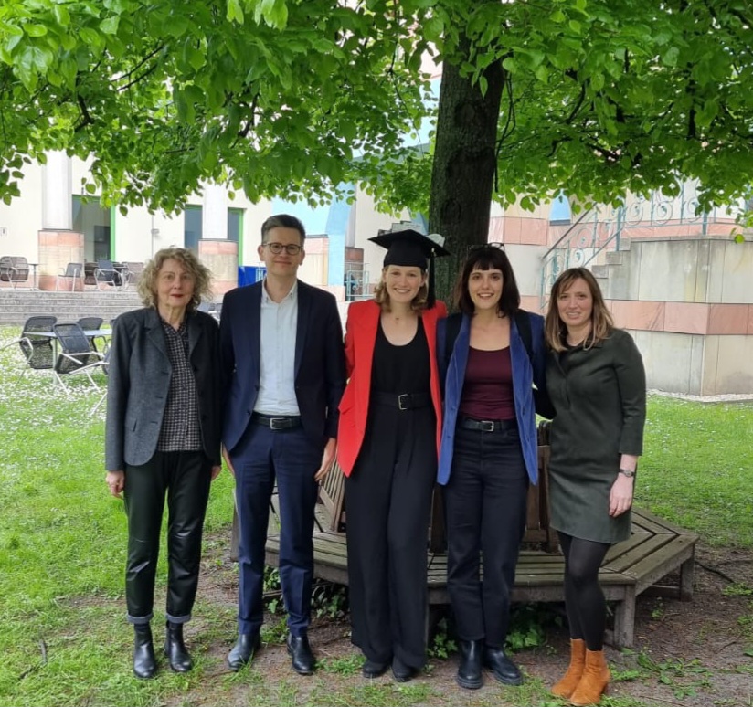 Last Friday I successfully defended my PhD🥳 Many thanks to my fantastic supervisors @swenhutter @CaterinaFroio & committee @MirjamDageforde Barbara Pfetsch @wahlforschung (unfortunately not in the picture) and everyone who supported me along the way!