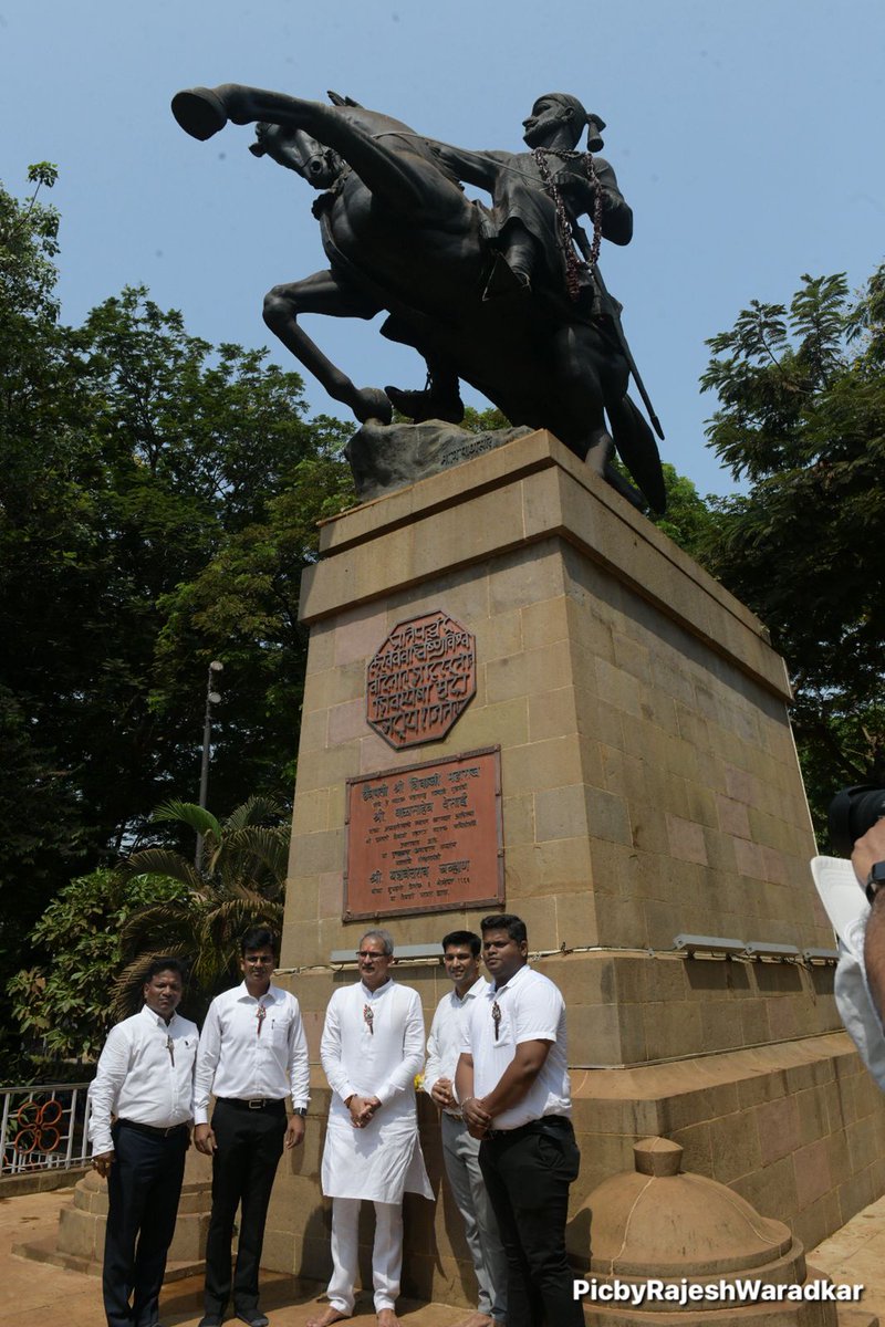 आपल्या सर्वांच्या साथीने आज दक्षिण मध्य मुंबई लोकसभा मतदारसंघाचा - इंडिया महाविकास आघाडीच्या अधिकृत उमेदवार म्हणून अर्ज दाखल करणार आहे, त्याच निमित्त आज शिवाजी महाराज पार्क येथील छत्रपती शिवाजी महाराज्यांच्या स्मारकास अभिवादन केले. . . . #छत्रपतीशिवाजीमहाराज…