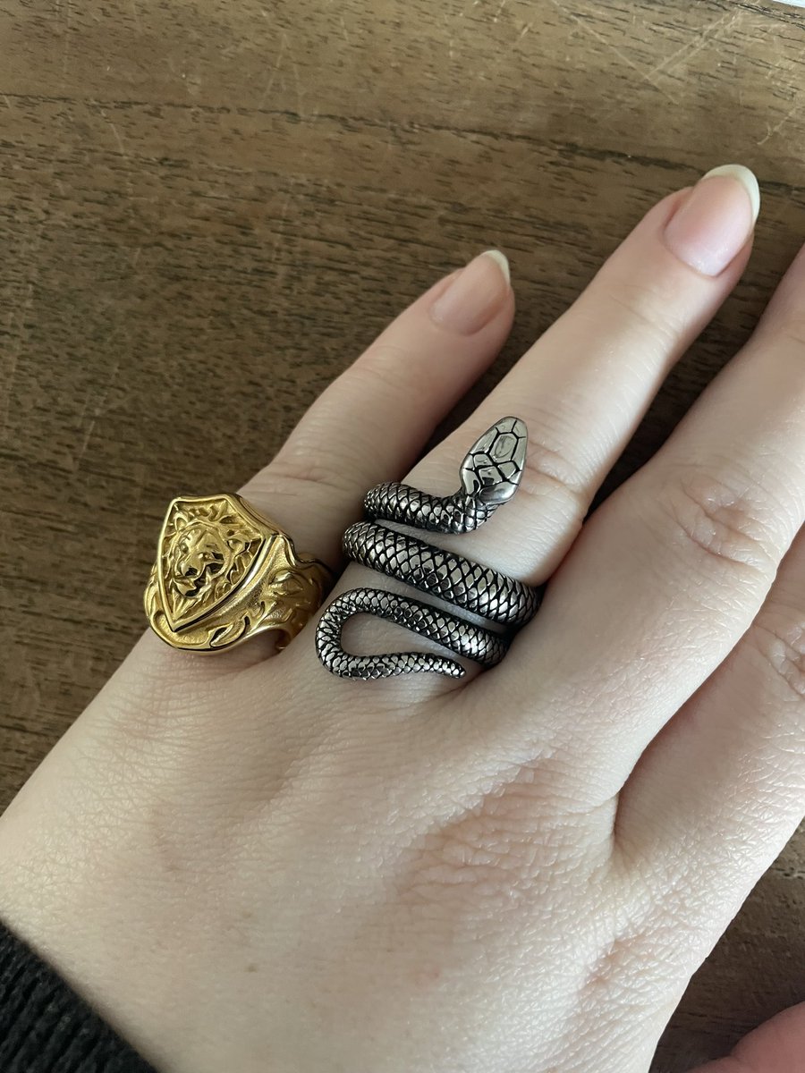 I know it’s not a complete replica of Azi’s ring but I do love wearing these two next to each as they just remind me of them. ✨