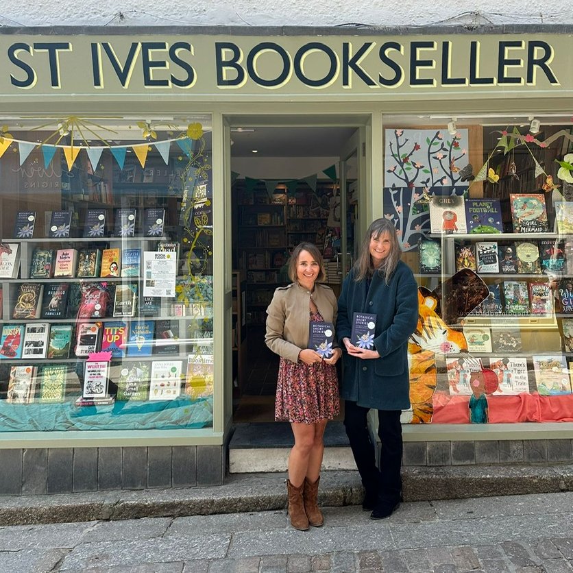 Wonderful book signing today with @sarahgalerie  @stivesbooks 

Great #books, great company, blue #sky and #sea and all round loveliness

Many thanks to Georgie for the warm welcome

@THP_Local #StIves #booksigning #newbook #choosebookshops