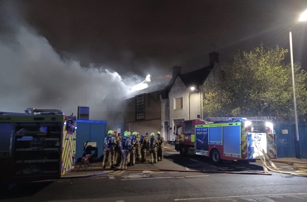 Massive Fire Engulfs Disused Church Hall in Romford uknip.co.uk/news/uk/breaki…