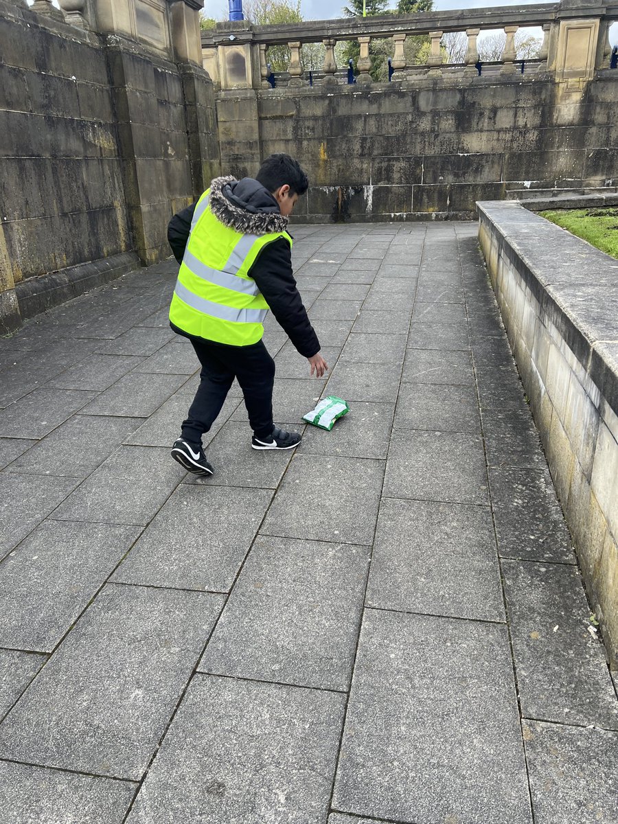 Year 2 went on a habitat walk to Lister Park. We spotted lots of living plants and animals. 🦆🐿️🌳Whilst we were there, we also looked at ways we can look after our local environment and did some litter picking. 🚮
