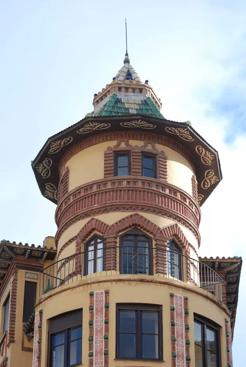 ¿Conoces el peculiar estilo arquitectónico del edificio de calle Sagasta, 5? Conoce un poco más aquí: 👉visita.malaga.eu/es/que-ver-y-h…