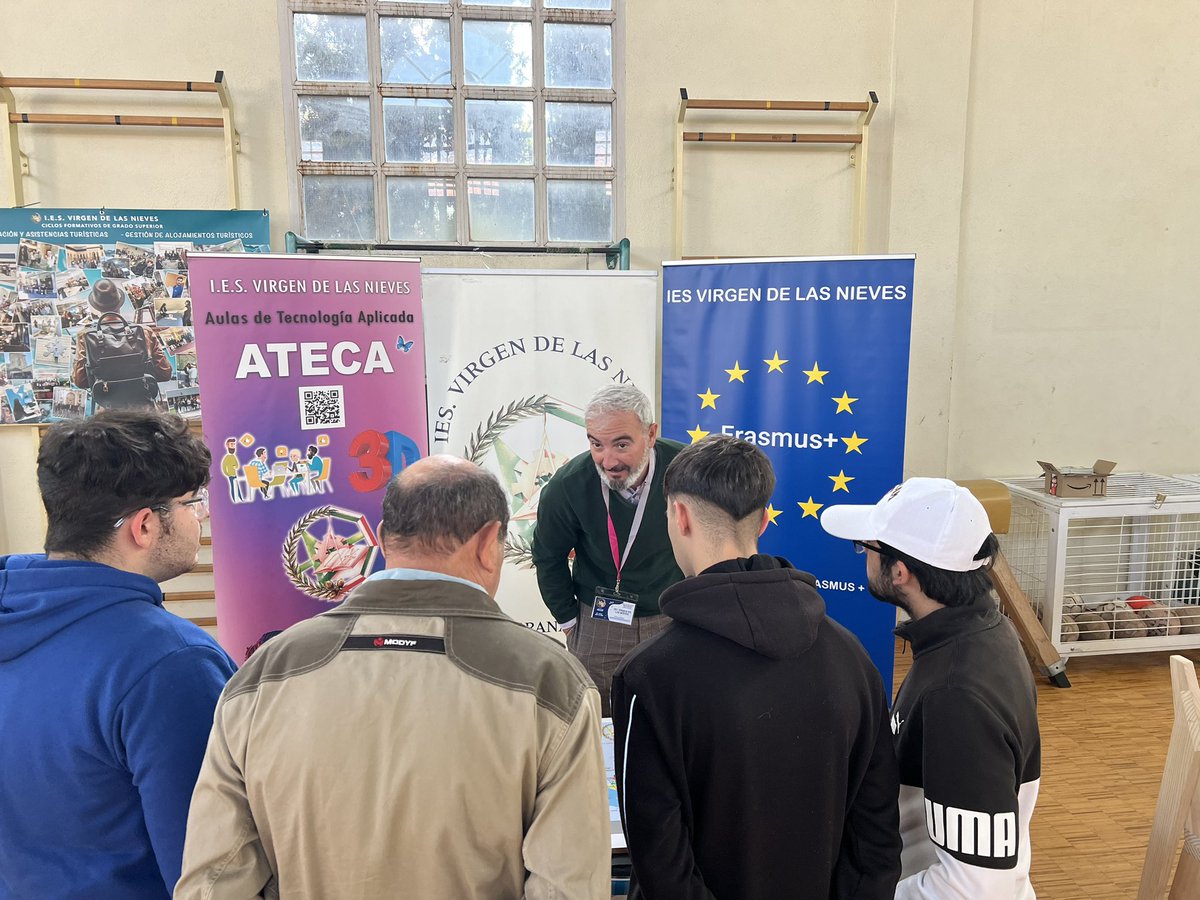 mroblesf's tweet photo. Mostrando nuestros proyectos Erasmus en las Jornadas de puertas abiertas de FP. IES Virgen de las Nieves #ErasmusPlus @ies_nieves @sepiegob https://t.co/LR5puOvSXQ