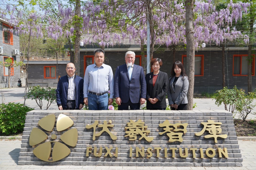 FuxiInstitution's tweet photo. On April 17th, Christopher Millward, President of the United States Information Technology Office (USITO), along with Vice President Mao Leiming, visited Fuxi Institution. Both sides discussed on the cooperation in international communication and seminars in the field of internet https://t.co/EOpnC27xDm