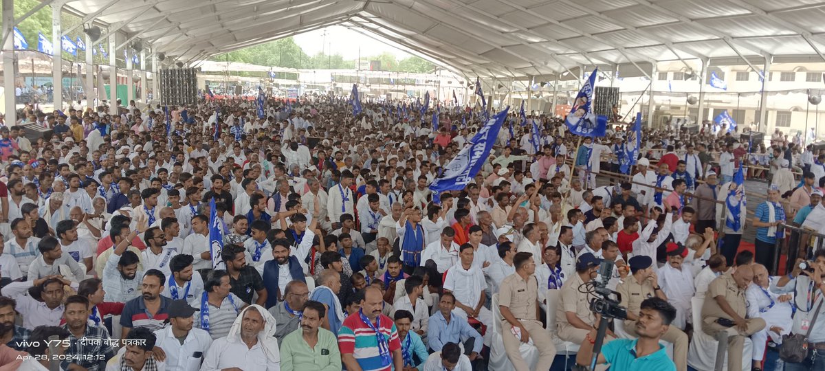 बसपा सुप्रीमो मायावती जी के मध्य प्रदेश के मुरैना की रैली में आई लाखो की भीड। ये जनसमूह बता रहा है, बसपा पूरे देश में बहुत तेज़ी से आगे बढ़ रही है। क्षेत्रीय पार्टियां, बसपा से पंगा ना ले तो ही अच्छा रहेगा। @Mayawati @ArvindChandra8