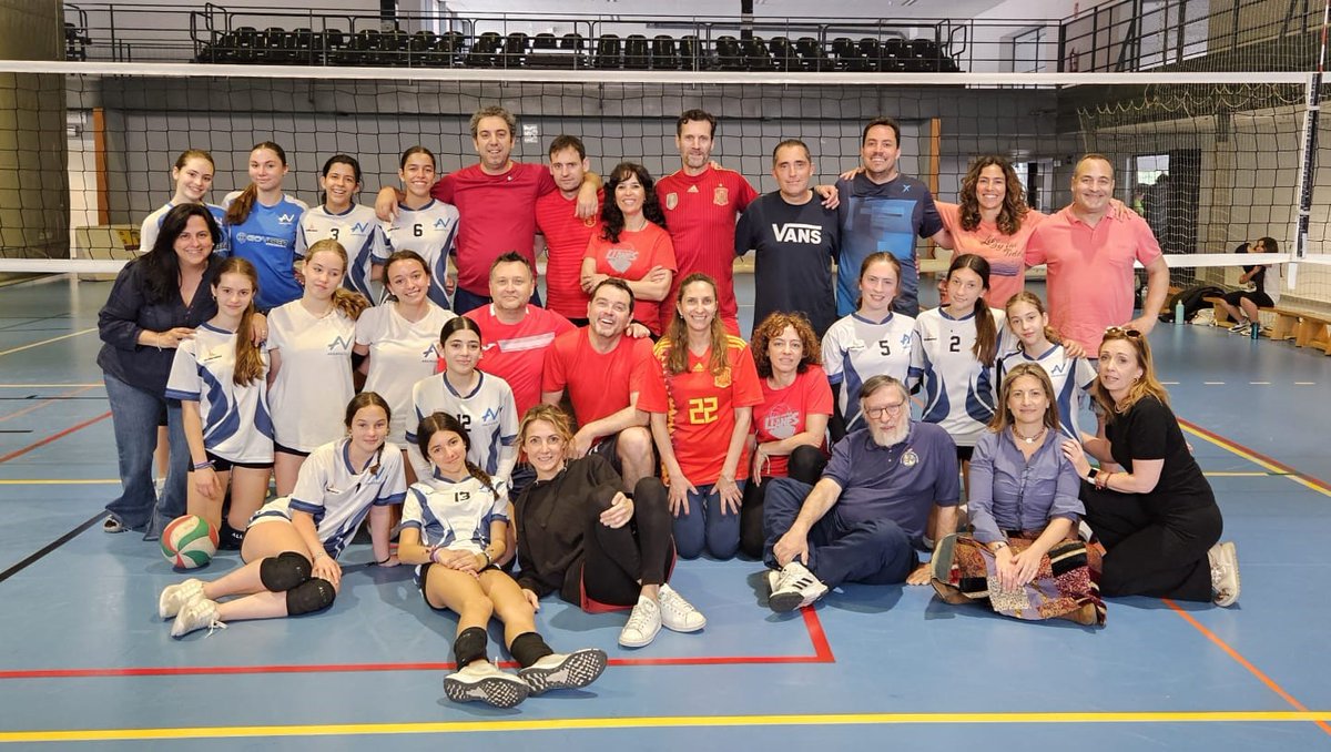 arganvoley's tweet photo. FIESTA
A la espera de que comience la Liga de Primavera, nuestras Infantiles aprovecharon ayer para dar unas "nociones de voleibol" a sus padres / madres (aunque otros lo llaman "soberano repaso"🤣). Una vez más, los adultos constataron que no es tan fácil lo que hacen sus hijas. https://t.co/GpC4LjC7LV