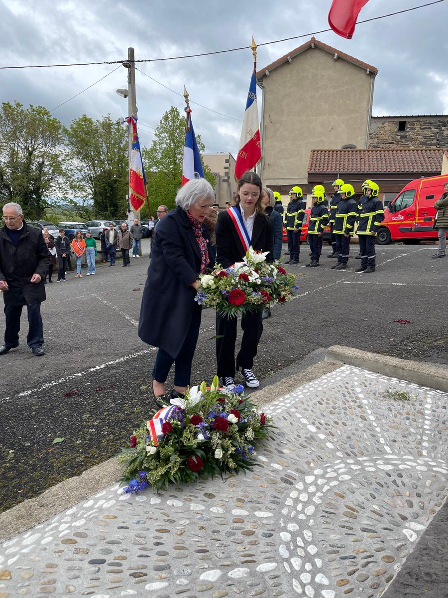 Chatel_Guyon's tweet photo. Châtel-Guyon a rendu hommage à ses héros de la Déportation, pour la Journée nationale du Souvenir, en présence du Maire Frédéric Bonnichon, des élus, des associations d'anciens combattants et porte-drapeaux, ainsi que des sapeurs-pompiers et représentants des forces de l'ordre 🇫🇷 https://t.co/z3Qqyv46xs