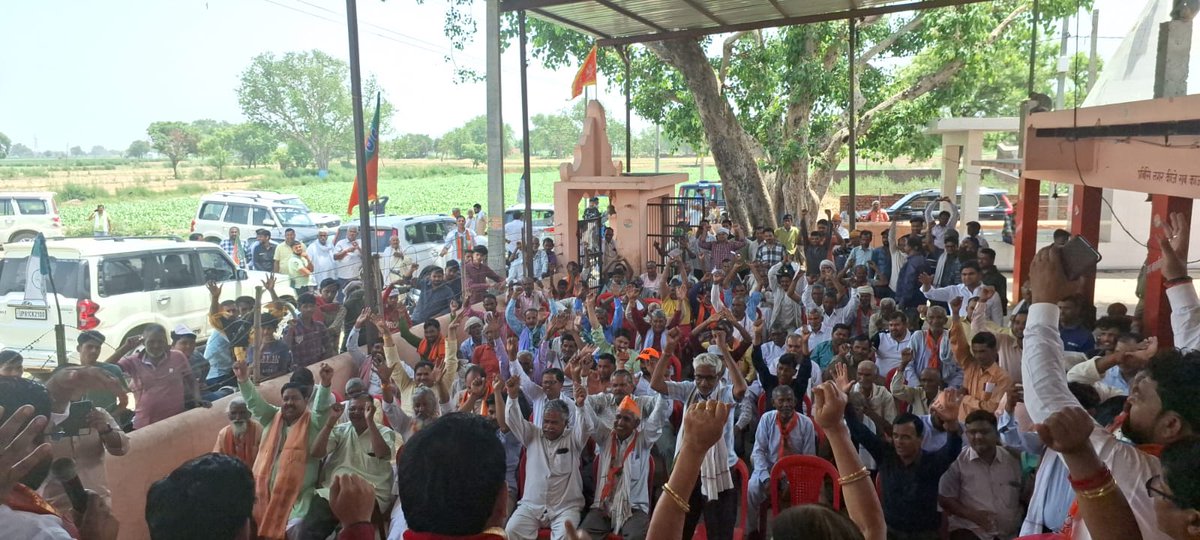 हाथरस जंक्शन के लुडसन में आयोजित जनसभा में मेरा सहयोग करने आए मा० विधायक सिकंदराबाद श्री लक्ष्मीराज सिंह जी, मा० विधायक बीकापुर श्री अमित चौहान जी का स्वागत अभिनंदन कर समस्त क्षेत्रवासियों का धन्यवाद किया। आप सभी के सहयोग से देश में पुनः एक बार फिर भाजपा सरकार बनने जा रही है।