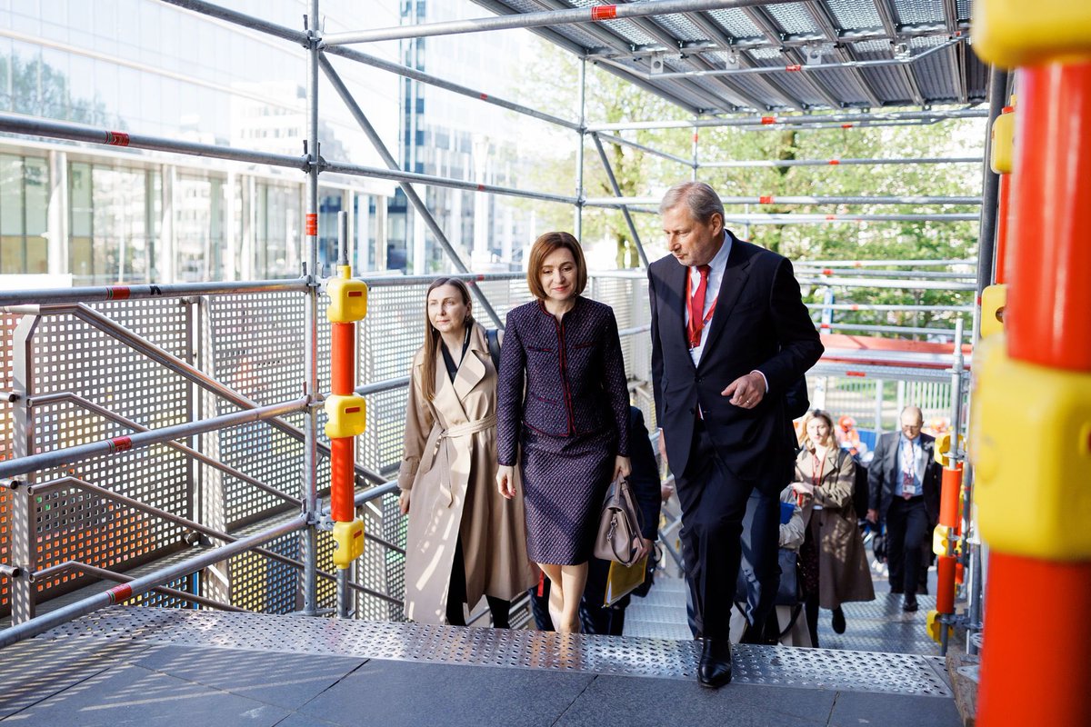 Great to reconnect with Moldova's friend, Commissioner @JHahnEU, as he hosts the Annual EU Budget Conference. Our discussion focused on the vital role of the #EUBudget in supporting enlargement and enhancing regional security. Thankful for your unwavering support for Moldova.