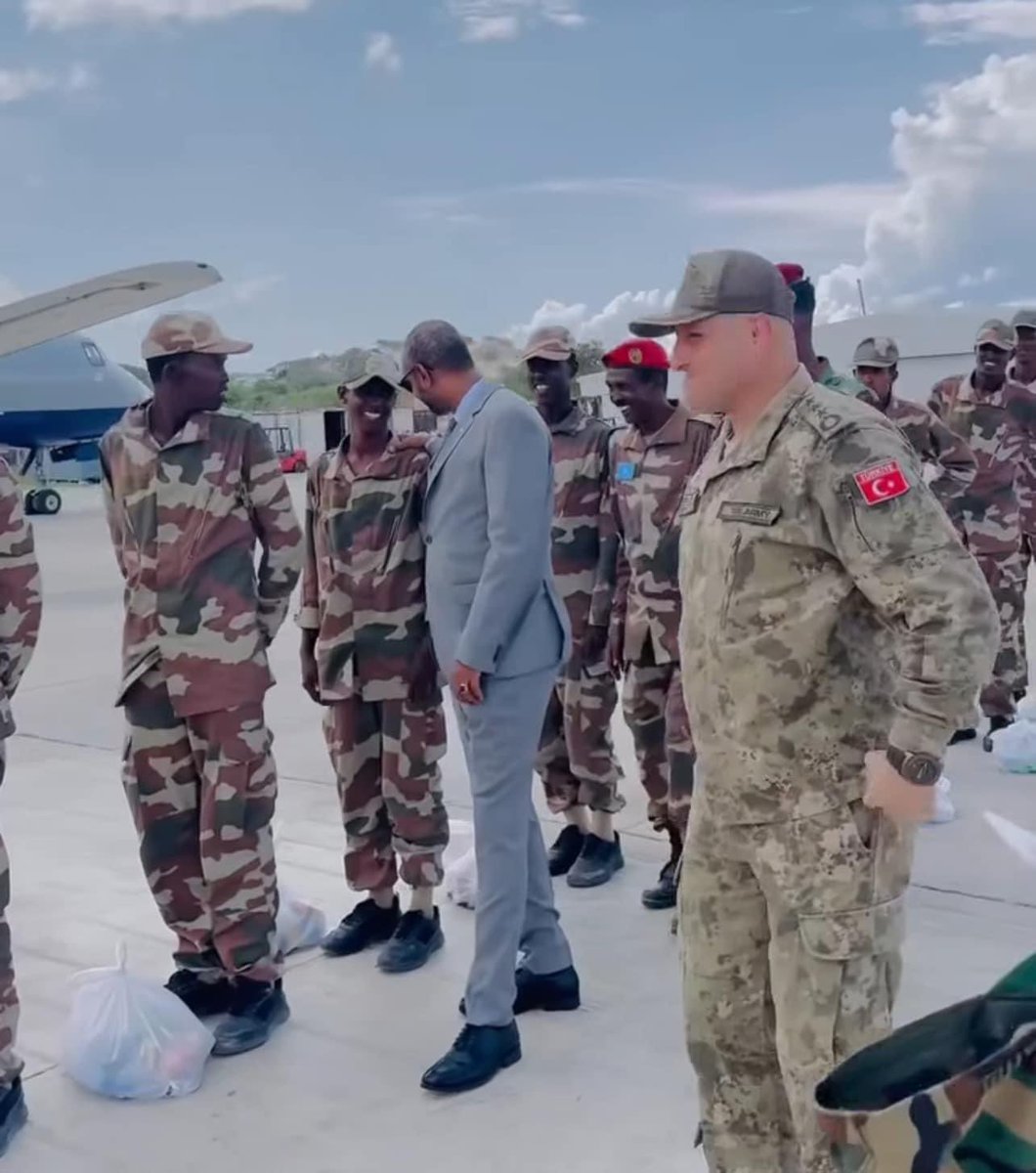 “Bacda Ciidanku wateen waxaa ugu jiray Rashiin si ay diyaradda ugu dhex cunaan!'. Wasiirka gaashaandhigga! 

Waligaa diyaarad cunto loo sii qaadanayo miyaad aragatay? 🤔