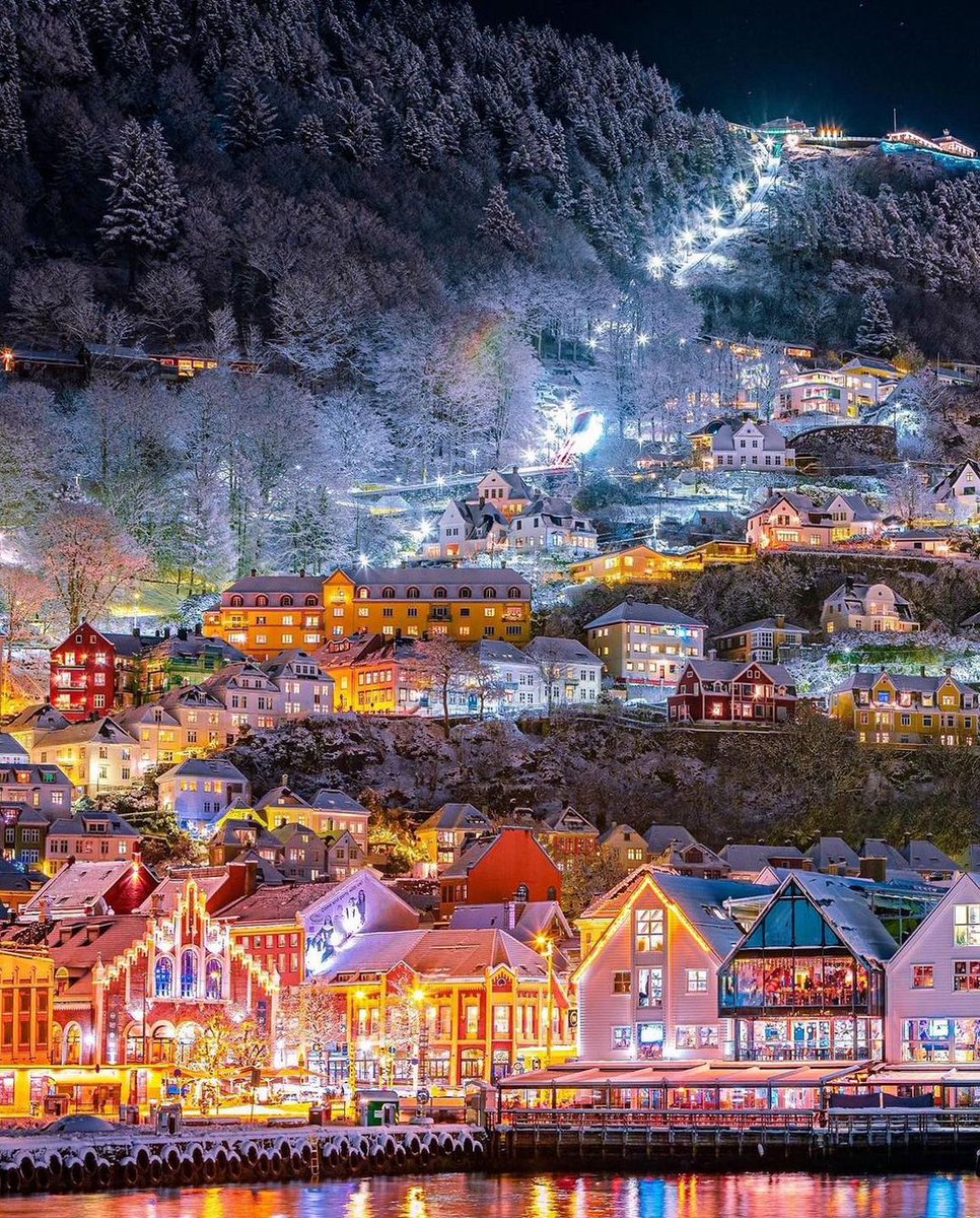 Magical snowy nights in Bergen, Norway ... 🇳🇴 Photo by kumaran.photography 👏