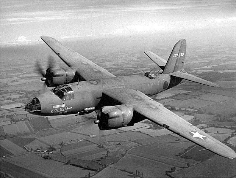 Bir B-26 Marauder'dan atılan bombalar FW-190'nın hemen yanından geçiyor. 1945 başları. Marauder sağ tarafta görülen bombardıman uçağıdır.