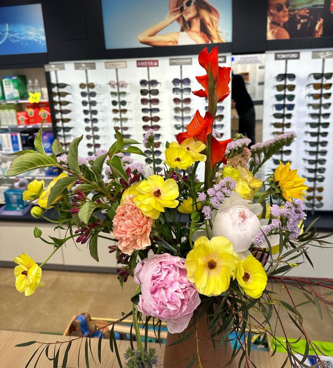 #LundiFleuri 🍀🌸 #LundiMotivation 

Bonne journée et bonne semaine ! 😉👌 Prenez bien soin de vous et de vos proches ! 

Olivier Marx et son équipe
#Opticien à #Paris15 🔹 #Paris 

💐 Atelier floral #jepenseauxfleurs 🇨🇵