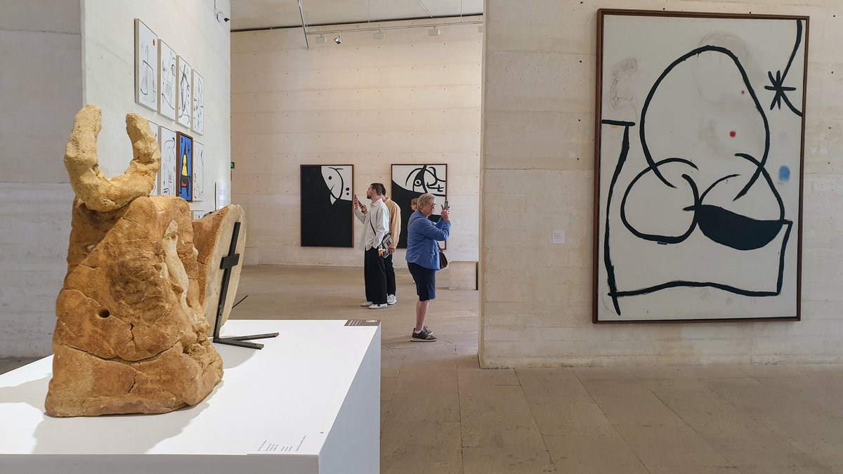 🧐 Us imagineu poder aturar el temps i veure com creava #JoanMiró als seus tallers de  Mallorca?

🔺 Avui al #TriangleMiró us explicarem els secrets del seu procés creatiu a través de les seves obres acabades i en procés de creació!
miromallorca.com/exhibition/mir…
Estira del fil! 
👇🧶👇