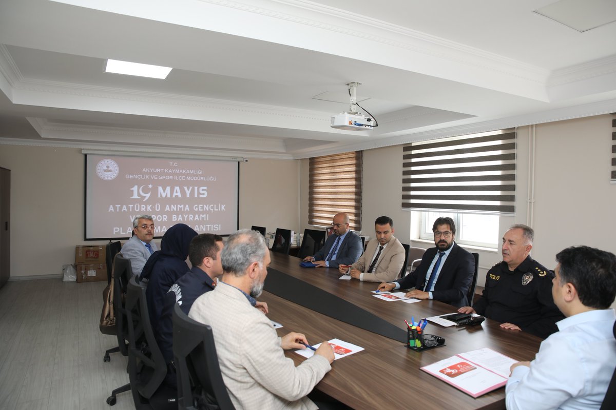 19 Mayıs Atatürk’ü Anma ve Gençlik Spor Bayramı Planlama toplantısını Kaymakamımız Mehmet Tunç, Başkan Yardımcımız Nadi Tiryaki ve Kurum Müdürlerimiz ile birlikte gerçekleştirdik.