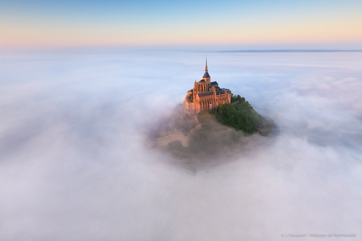 Un ange passe.... (Crédit photo : Jérôme Houyvet). #Normandie #AbbayeduMontSaintMichel #France #Abbaye