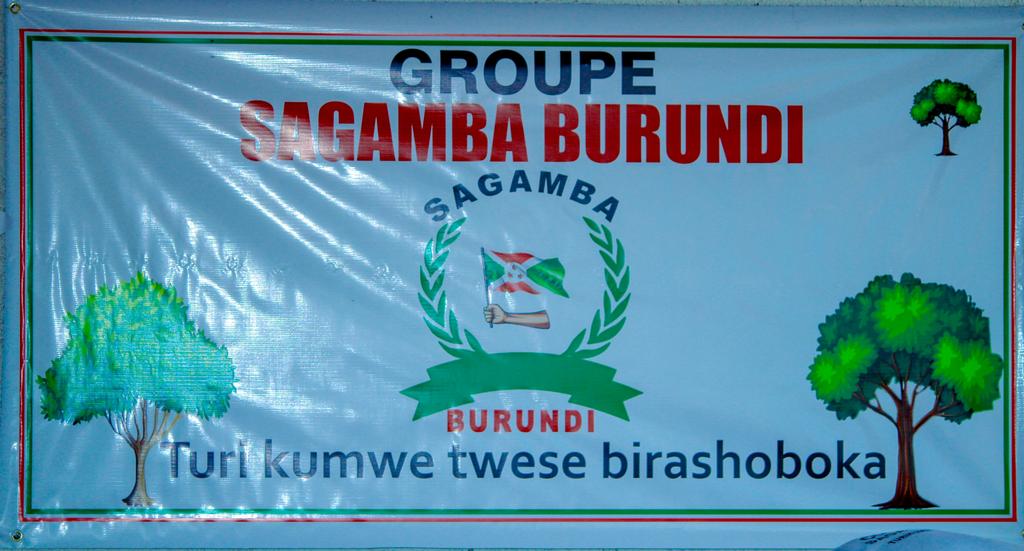BwizaRadio's tweet photo. 2/3 Nk'uko tubishikirizwa na J Christophe Sanguye, umwe mundongozi zayo, ngw'iyo koperative yamuka mumugwi wa WhatsApp #Sagamba #Burundi.
🕳️Hambavu yo kwipfurizanya umwaka mushasha, abanywanyi baronse akaryo ko guhanahana ivyiyumviro kugra bitegurire ibikorwa vyo kwiteza imbere. https://t.co/gZMmOkstMO