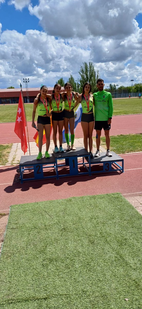 🏃‍♀️Son Leire Ávila, Carla Arce, Alejandra González y Lucía Machueca y han logrado un meritorio tercer puesto en el campeonato de Madrid de relevos celebrado en Fuenlabrada, en la categoría de 4×80 sub 14 femenino. Su entrenador es Daniel de Lucio. ¡Enhorabuena!