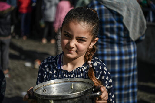 Selin tiene 7 años y vive en la ciudad de Rafah, en #Gaza. Como ella, millones de niños crecen en situaciones de emergencia. ¿No crees que hoy es un buen día para ayudarlos? ¡Hazte socio de @unicef_es! #ParaCadaInfancia unicef.es/ninos-emergenc…