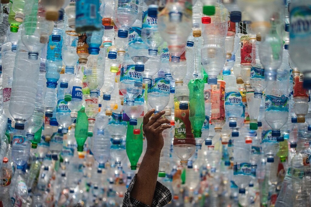 🌍 Less than 10% of the plastic we use gets recycled. Reducing single-use plastics is crucial for our planet's health. #ReducePlastic #EcoTips