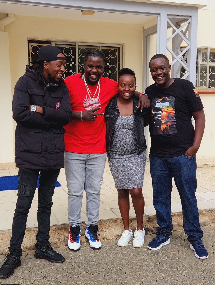 Man-dem Monday ting ndani ya #WaksTikiTaka @AQtee @Ibu_badman @Ronixxthedon na @DjSammyk254. Umawakilisha mbogi ya mtaa gani leo?

#WaksTikiTaka
#RadioNumberOne