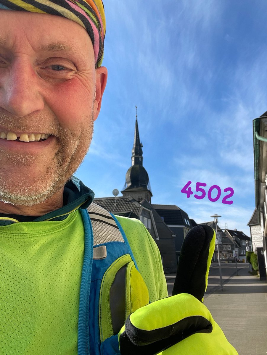 Moin am Montag 🏃‍♂️🌻💚
Kontinuität ist mir nicht fremd. 
Tag 4502 / 93688 km im Streak. 
#LebenslaufKeinWettkampf #RunEveryday #streakrunning