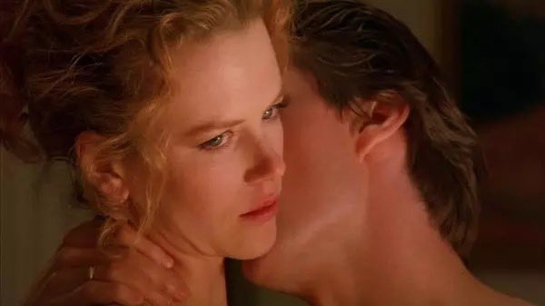 8. Eyes Wide Shut (1999)

Stanley Kubrick’in filminde kıskançlığın yıkıcı zararları filmin esas konusunu oluşturuyor. O zamanlar gerçek hayatta da evli olan Tom Cruise ve Nicole Kidman New York’ta Bill ve Alice adında evli bir burjuva çiftini canlandırıyor. Alice başka bir adamla