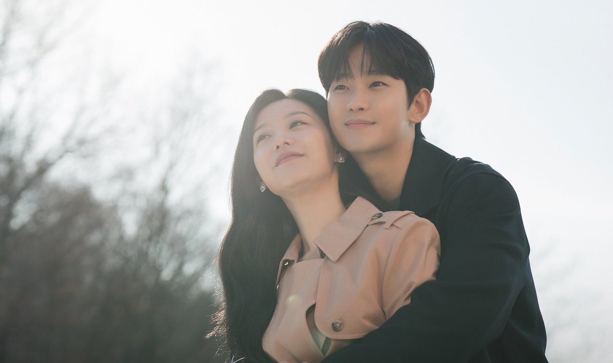 Things knetz and media complain abt in #QueenOfTearsEp16 *Hyunwoo surviving a gunshot and car accident like he is superhuman *50yrs time jump *Finding out Haein died first Things they are grateful for *#KimSooHyun and #KimJiWon saving the messy writing #QueenOfTears