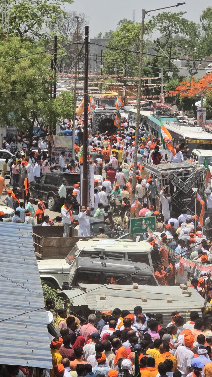 Smriti Iraniji's massive show of strength in Amethi before going to file her nomination for #Amethi Are you still wondering why Rahul Gandhi is shying away from declaring his candidature? This video will make him even more jittery 😅