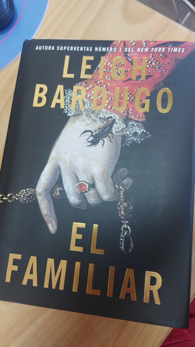 Llevo apenas unas 70 páginas de #Elfamiliar de #LeighBardugo y me tiene bastante intrigada. Una historia ubicada en Madrid que espero, no me defraude...xD