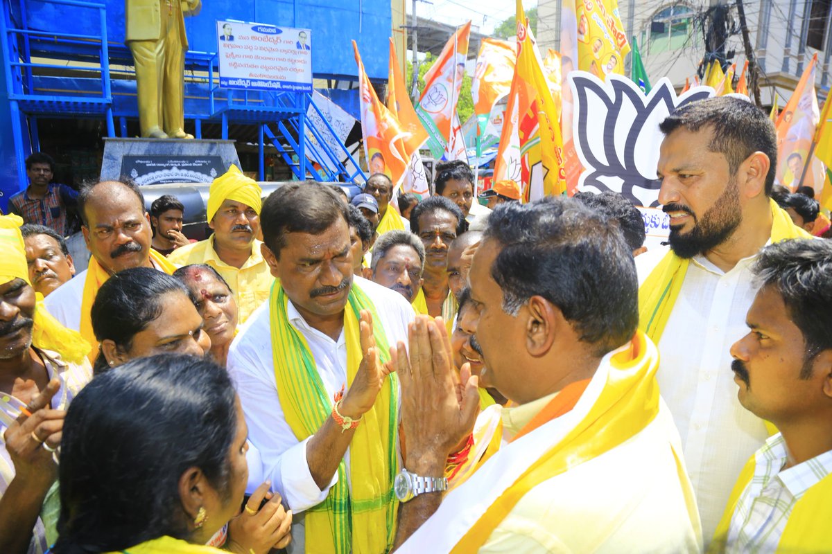 KesineniS's tweet photo. విజయవాడ పశ్చిమ నియోజకవర్గం 38వ డివిజన్ లో తెలుగుదేశం పార్టీ, జనసేన బలపరిచిన బిజేపి విజయవాడ పశ్చిమ నియోజకవర్గ అసెంబ్లీ అభ్యర్థి యలమంచిలి సుజనా చౌదరి గారితో కలిసి ఇంటింటి ఎన్నికల ప్రచారంలో పాల్గొనడం జరిగింది.
#KesineniSivanath #SujanaChowdary #MSBaig #ShaikBaji #JaleelKhan #buddavenkanna #NagulMeera #VijayawadaWest #iTDPVijayawada