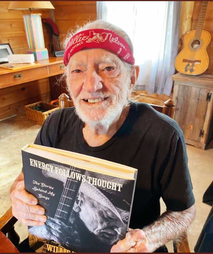 Un an déjà qu’il célébrait son 90ème anniversaire à l’Hollywood Bowl de Los Angeles entouré d’une soixantaine d’invités. Pour son 91ème birthday, Willie nous offre un 75ème album 'The Border' et nous rappelle un livre sorti fin 2023 qui raconte les histoires de ses chansons.