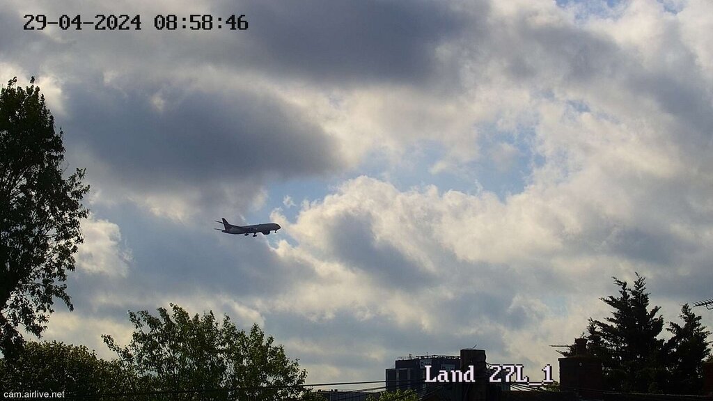LIVE Fair this morning at London Heathrow, 14°C expected today cam.airlive.net/lhr #avgeek