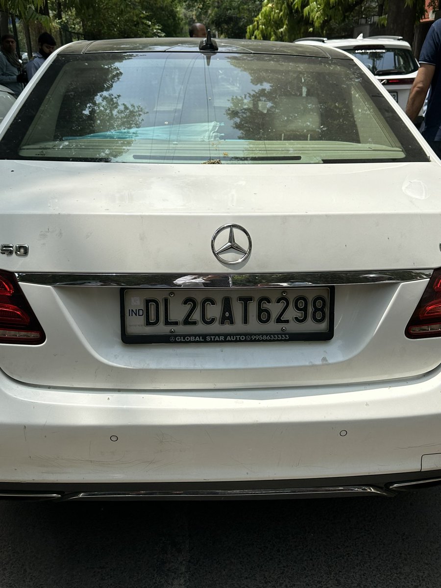 Honestly driving a Mercedes doesn’t give you the right to park in the middle of the road Mr. Sahni and block traffic. 50 cars stuck Enroute to @MaxHealthcare Panchsheel @dtptraffic Senior citizens forced to leave their cars and walk to the hospital