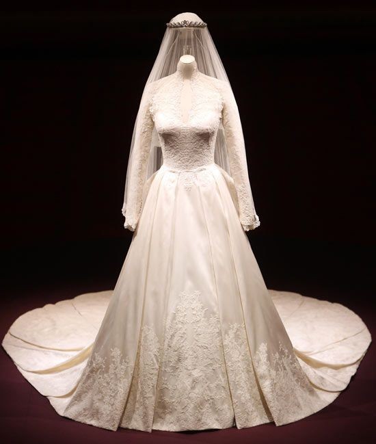 The Princess of Wales wedding gown displayed at Buckingham Palace ♥️♥️