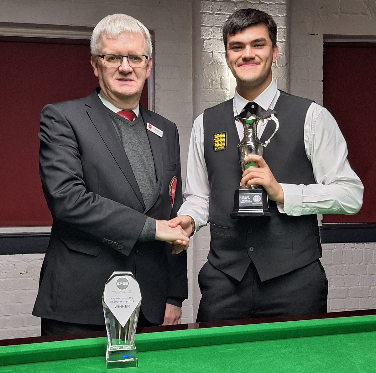 🏆 DEAVILLE IS ENGLISH UNDER-21 CHAMPION! Congratulations to Paul Deaville, who defeated Aidan Gallagher 5-3 to win the 2024 English Under-21 Championship. Deaville trailed 3-1 at the interval before winning four consecutive frames to take the title 🥇 #EnglishSnooker 🏴󠁧󠁢󠁥󠁮󠁧󠁿