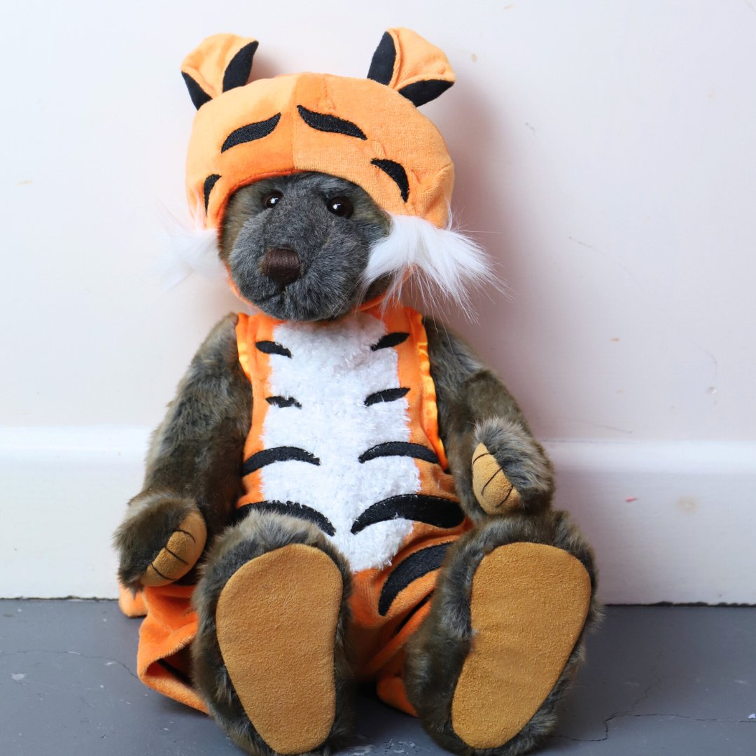 An adorable Bear of the Week: Nod! 🐯

Available now: ow.ly/wWGE50RlZQf

#BearCubOfTheWeek #CharlieBearsBearhouse #Charliebears #mycharliebears #teddybearlove #bestfriendsclub #collectabletoys #collectablebears #collectiblebear #teddybearland