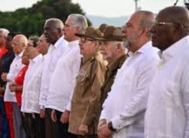 #Cuba
El Gobierno cubano tiene un promedio d gordura d unas 270 lbs. Su alimentación básica está basada en: carne d res, langostas, camarones, caviar, queso parmesano, jamón ibérico, atún, bonito...
Mientras, el pueblo sufre la más fuerte crisis alimentaria.
Le llaman  Socialismo