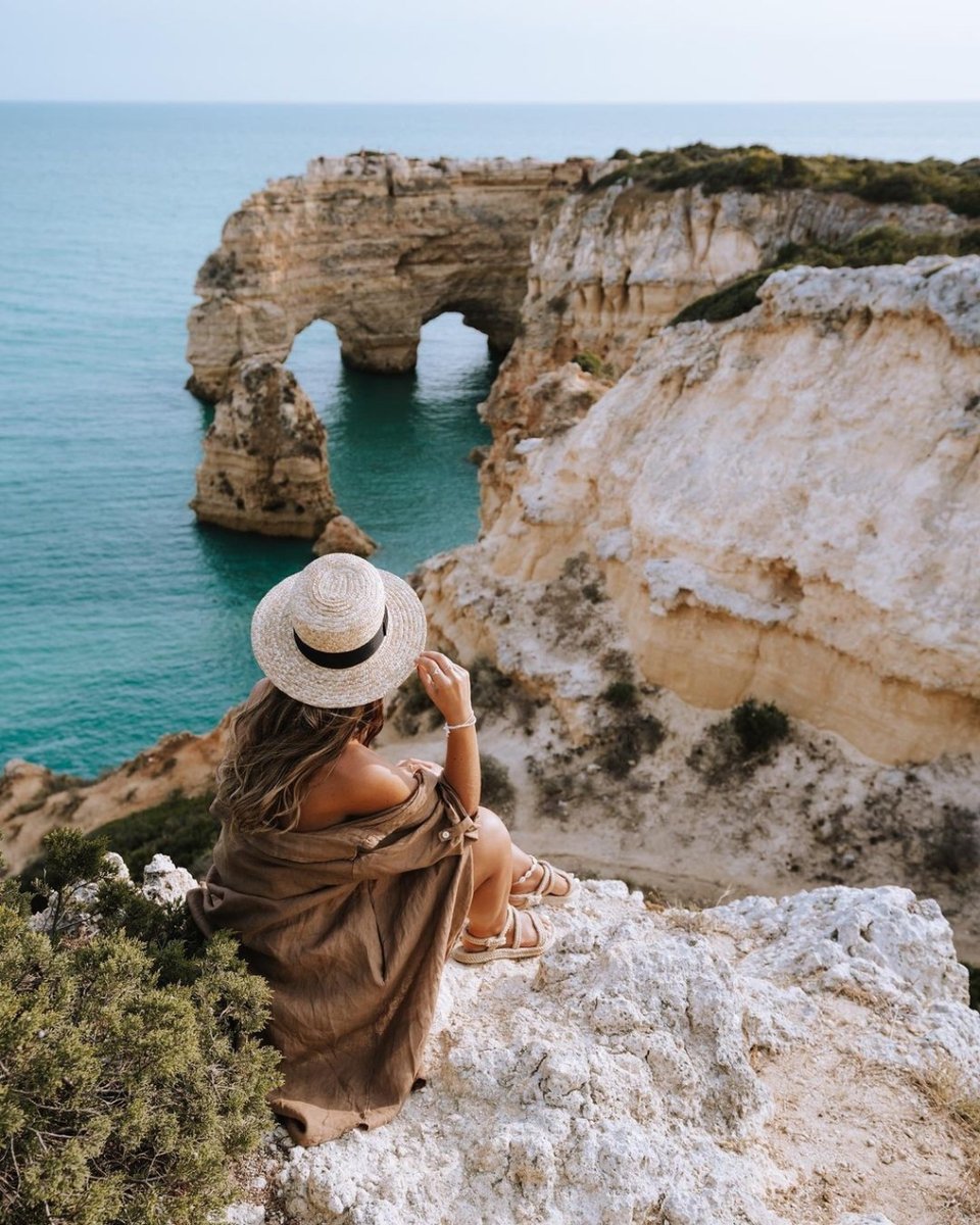 In love con este paisaje 💖
¿Cuál es tu lugar favorito del Algarve para relajarte? #visitalgarve

📸 allaboutwanderlust
📍Praia da Marinha, Lagoa