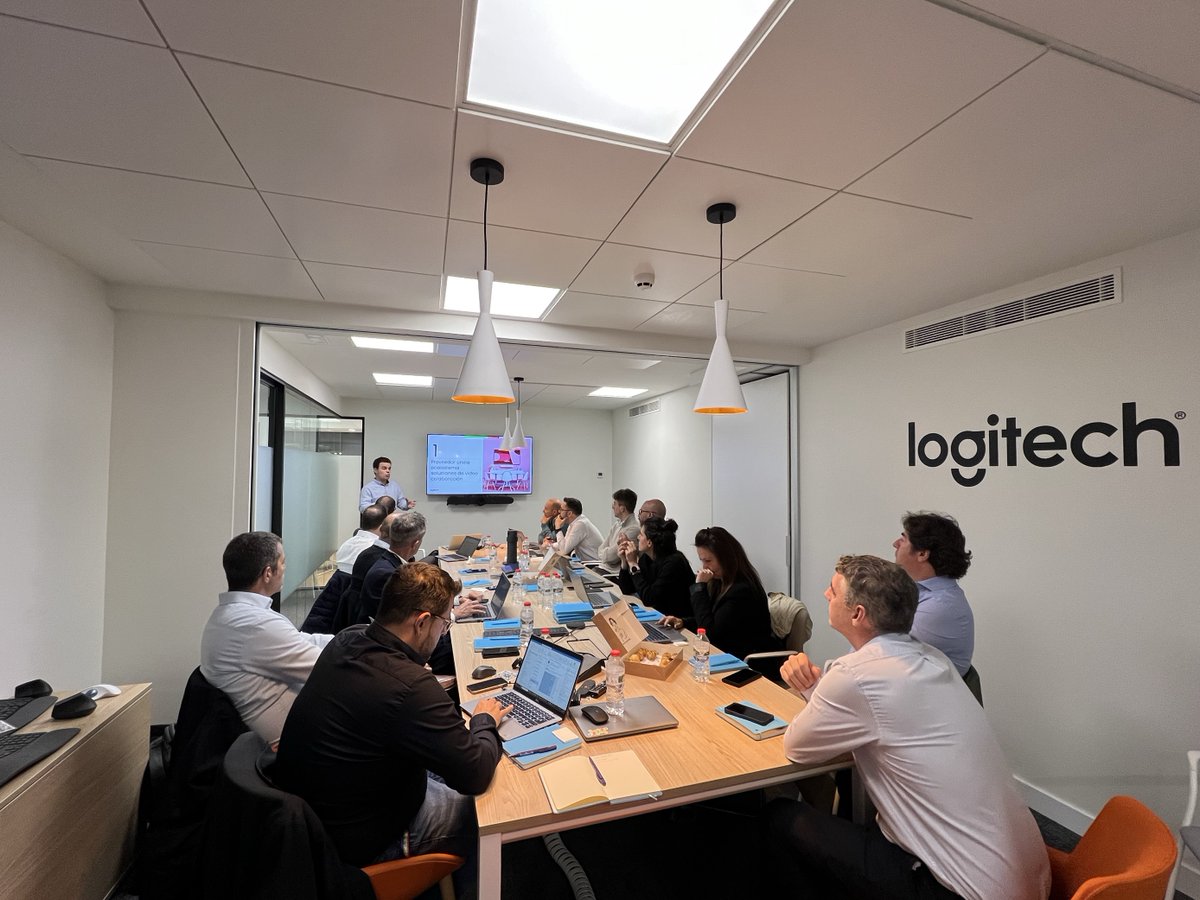 Como integrador de tecnología, nuestro equipo está siempre actualizado con las últimas tendencias, retos y soluciones de #colaboración para el #ModernWorkplace. Una sesión junto a @Logitech nos ayuda a conectar, intercambiar opiniones y seguir cocreando el futuro del trabajo.