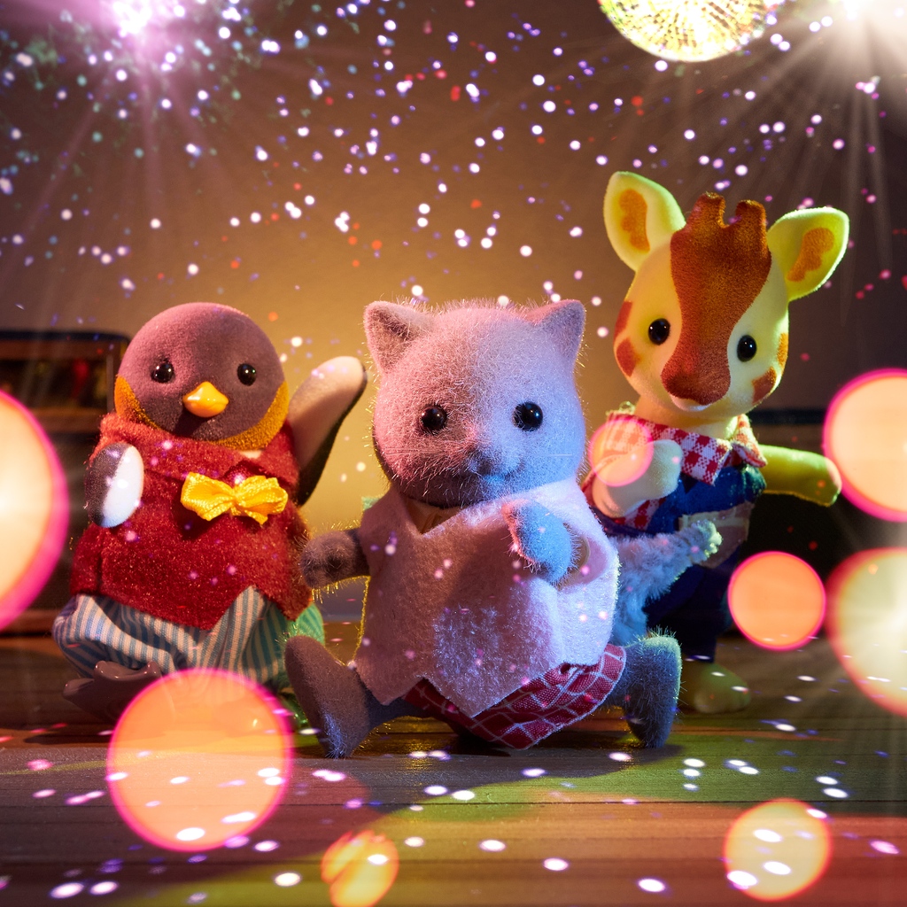 Everyone, let’s hit the dancefloor! 🪩 Lucas, Ozzie and Egbert are showing everyone how it’s done with their super cool dance moves. ✨ They sure do love to boogie. 🎶 #dance #fun #friends #disco #sylvanianfamilies #sylvanianfamily #sylvanian #calicocritter #calico #dollhouse
