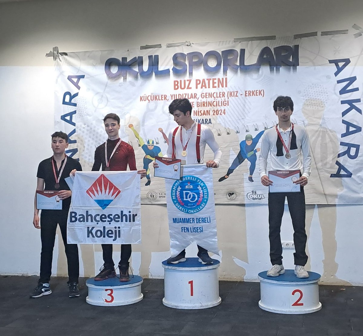 Ankara ilinde düzenlenen Okul Sporları Artistik Buz Pateni Şampiyonasında Samsunlu sporcumuz Ömer Faruk Çelik junior kategorisinde Türkiye 4.sü olarak büyük başarıya imza attı. Başarılı sporcu ile sohbet eden İl Müdürümüz @feyzullahdereci , sporcuyu tebrik ederek başarılar diledi