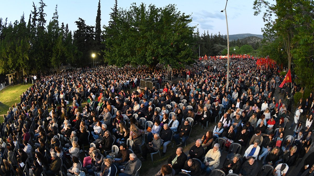 Από τον ιερό τόπο του Σκοπευτηρίου στην Καισαριανή, εκεί που την 1η Μάη του 1944 εκτελέστηκαν 200 κομμουνιστές, το Φεστιβάλ της ΚΝΕ και του «Οδηγητή» ξεκίνησε το ταξίδι του, ένα ταξίδι που κρατά 50 χρόνια κατορθώνοντας και βάζοντας τη σφραγίδα του στην ιδεολογική, πολιτική και…