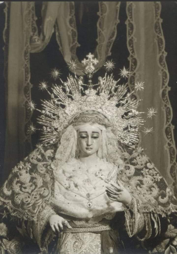 La Virgen de la Soledad en el besamanos año 1970. Foto: Haretón @SoledadSLorenzo #TDSCofrade #TDSActualidad
