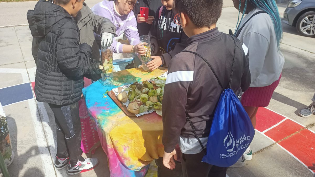 Cultura Científica UEx (@uexdivulga) on Twitter photo El pasado viernes finalizo las Jornadas Desayuna con la ciencia + cultura emprendedora en la <a href="/FFP_Uex/">Facultad de Formación del Profesorado de la UEx</a>. En total 800 escolares extremeños han disfrutado y aprendido de física, matemáticas, 3D, alimentación, enfermería, veterinaria y hasta 80 actividades en los campus de Badajoz, El pasado viernes finalizo las Jornadas Desayuna con la ciencia + cultura emprendedora en la <a href="/FFP_Uex/">Facultad de Formación del Profesorado de la UEx</a>. En total 800 escolares extremeños han disfrutado y aprendido de física, matemáticas, 3D, alimentación, enfermería, veterinaria y hasta 80 actividades en los campus de Badajoz,