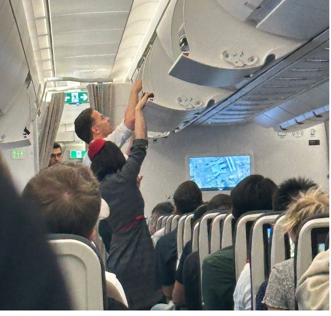 Hollanda Başbakanı Mark Rutte, 2 gün önce Ankara'dan dönüşte kullandığı tarifeli uçakta valizini yerleştirirken görüntülendi.