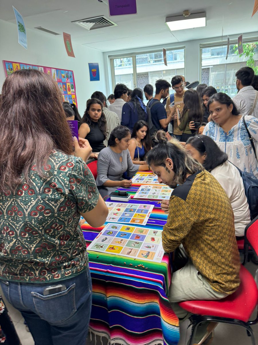 En ocasión del 'Día E' celebrado en @ICNuevaDelhi 🇮🇳, @EmbaMexInd presentó poesía de Juan Gregorio Regino, poeta mazateco, difundió palabras de origen indígena de 🇲🇽 de uso cotidiano en el español e interactuó con la juventud 🇮🇳 interesada en México, sus costumbres y cultura.